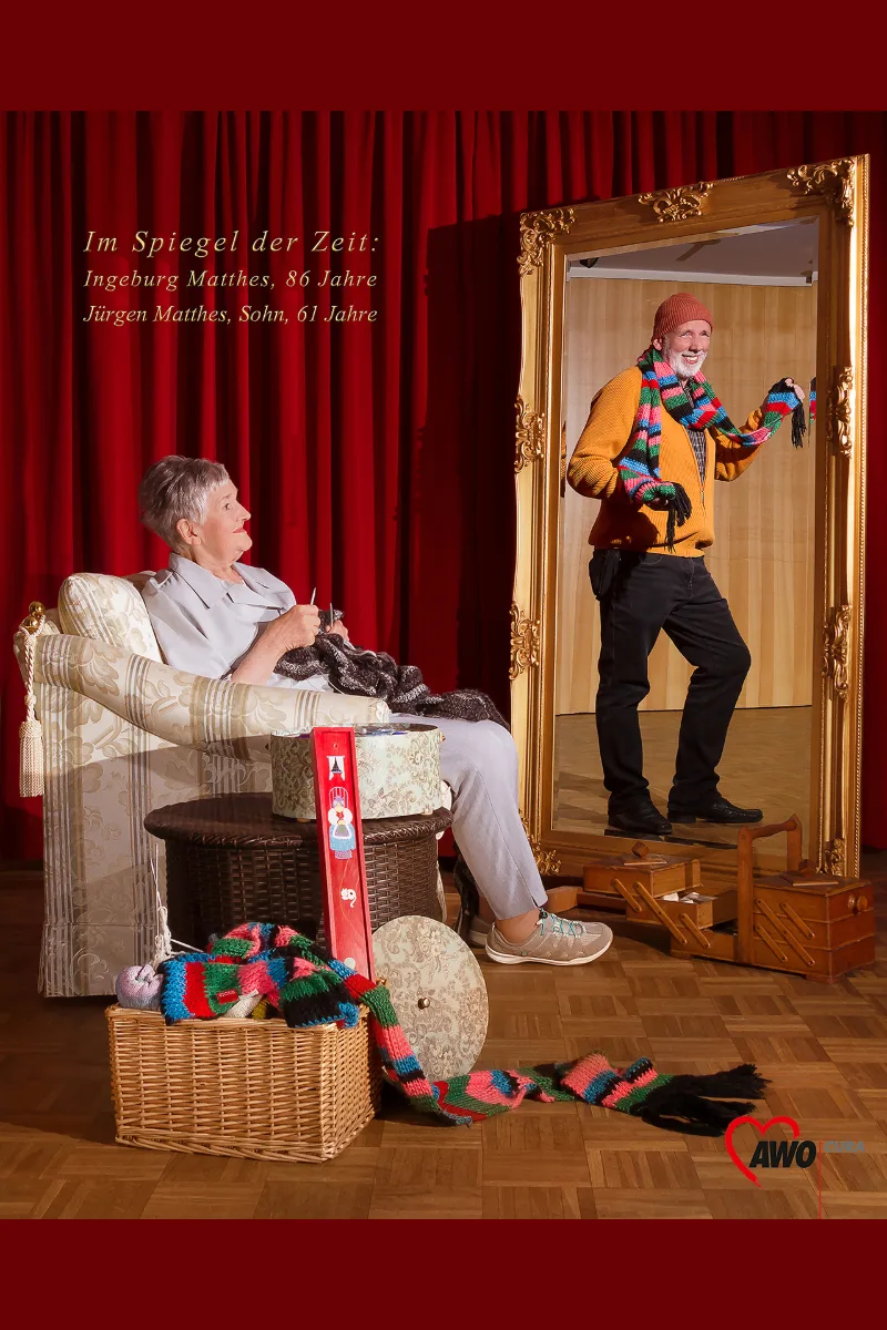 Staged portrait in front of a red theatre curtain: Ingeburg Matthes (86) knitting in an armchair while her son Jürgen (61) appears in a baroque mirror with a tangle of wool