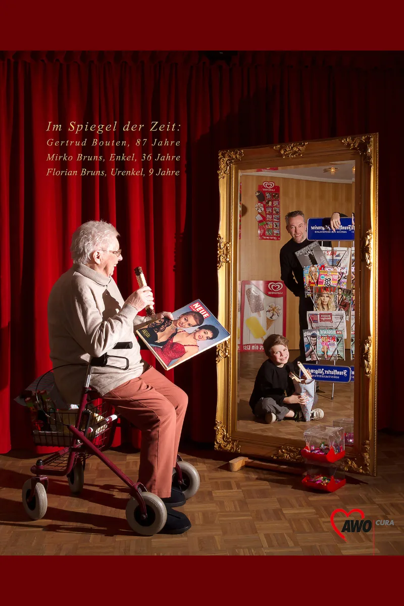 Staged portrait in front of a red theatre curtain: Gertrud Bouten (87) seated with a women's magazine and an ice cream, while the mirror shows her grandson and great-grandson at the newsstand