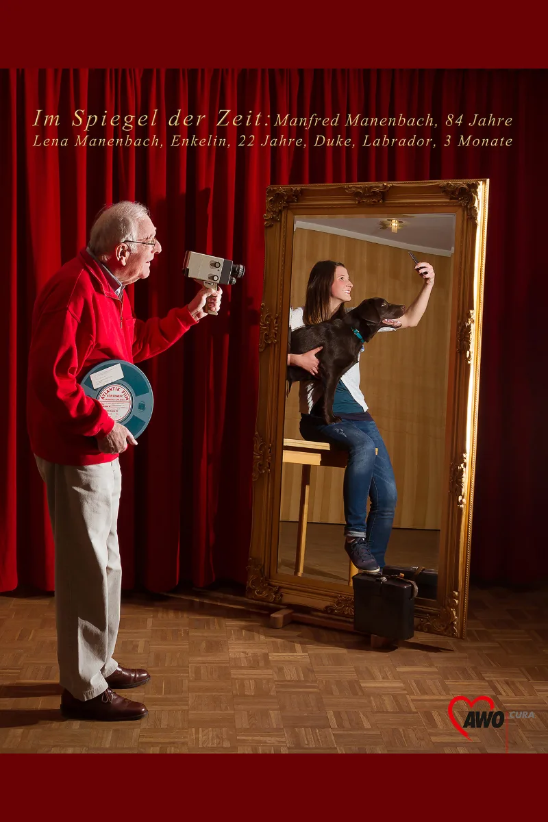 Staged portrait in front of a red theatre curtain: Manfred Manenbach (84) filming with a Super-8 camera while his granddaughter Lena (22) takes a phone selfie with Labrador Duke (3 months) in the mirror